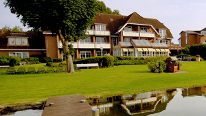 Strauers Hotel am See in Bosau
Strauers Hotel am See - Seeblick
Strauers Hotel am See - Hotelzimmer
Strauers Hotel am See - Restaurant
Strauers Hotel am See - Schwimmbad