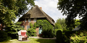 Landhaus Altes Pastorat Föhr Wellnesshotel Nordsee
Landhaus Altes Pastorat Ansicht
Landhaus Altes Pastorat Kaminzimmer
Landhaus Altes Pastorat Restaurant
Landhaus Altes Pastorat Wellnessbereich