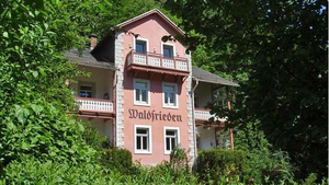 Hotel Villa Waldfrieden
Hotel Villa Waldfrieden Gartenbereich
Hotel Villa Waldfrieden Gartenbereich
Hotel Villa Waldfrieden Ruheraum
Hotel Villa Waldfrieden Hotelzimmer