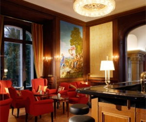 Villa Rothschild Kempinski
Villa Rothschild Kempinski Hotelzimmer
Villa Rothschild Kempinski Salon
Villa Rothschild Kempinski Tizian's Bar
Villa Rothschild Kempinski Ansicht