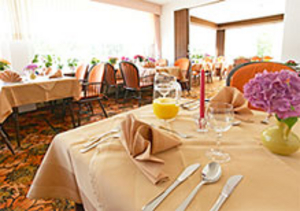 Hotel Bellevue in Bad Orb
Hotel Bellevue Hotelzimmer
Hotel Bellevue Hotelzimmer
Hotel Bellevue Schwimmbad
Hotel Bellevue Restaurant