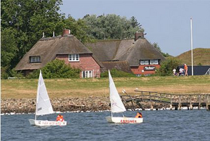 Inselhotel Kapitän Tadsen Wellnesshotel Amrum
Inselhotel Kapitän Tadsen
Inselhotel Kapitän Tadsen Hotelzimmer
Inselhotel Kapitän Tadsen Wellnessbereich
Steenodde auf der Insel Amrum